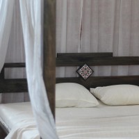 Massivholzbett Lovina mit Baldachin & Bettkasten mit Matratze  002