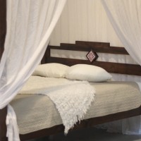 Massivholzbett Lovina mit Baldachin mit Matratze 002